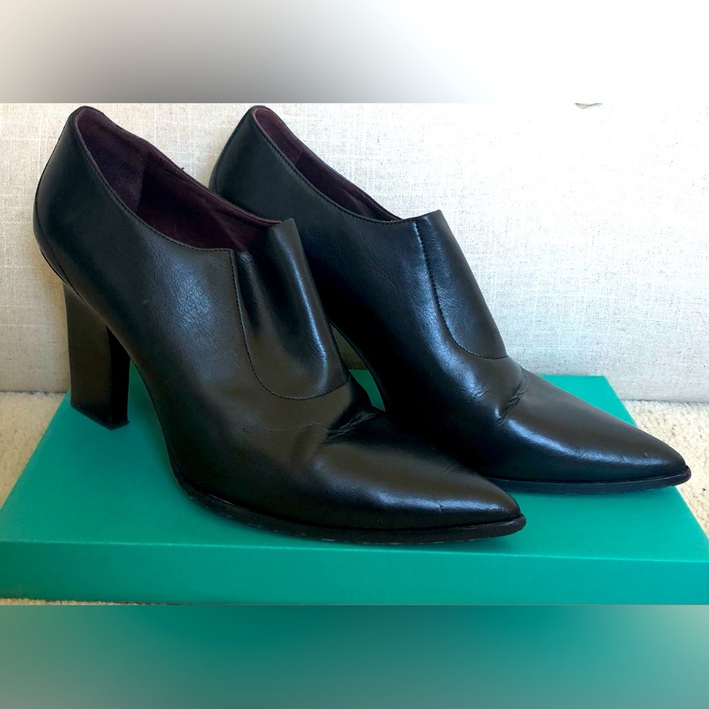 Donald J Pliner Italian leather chelsea boots with pointy toes.